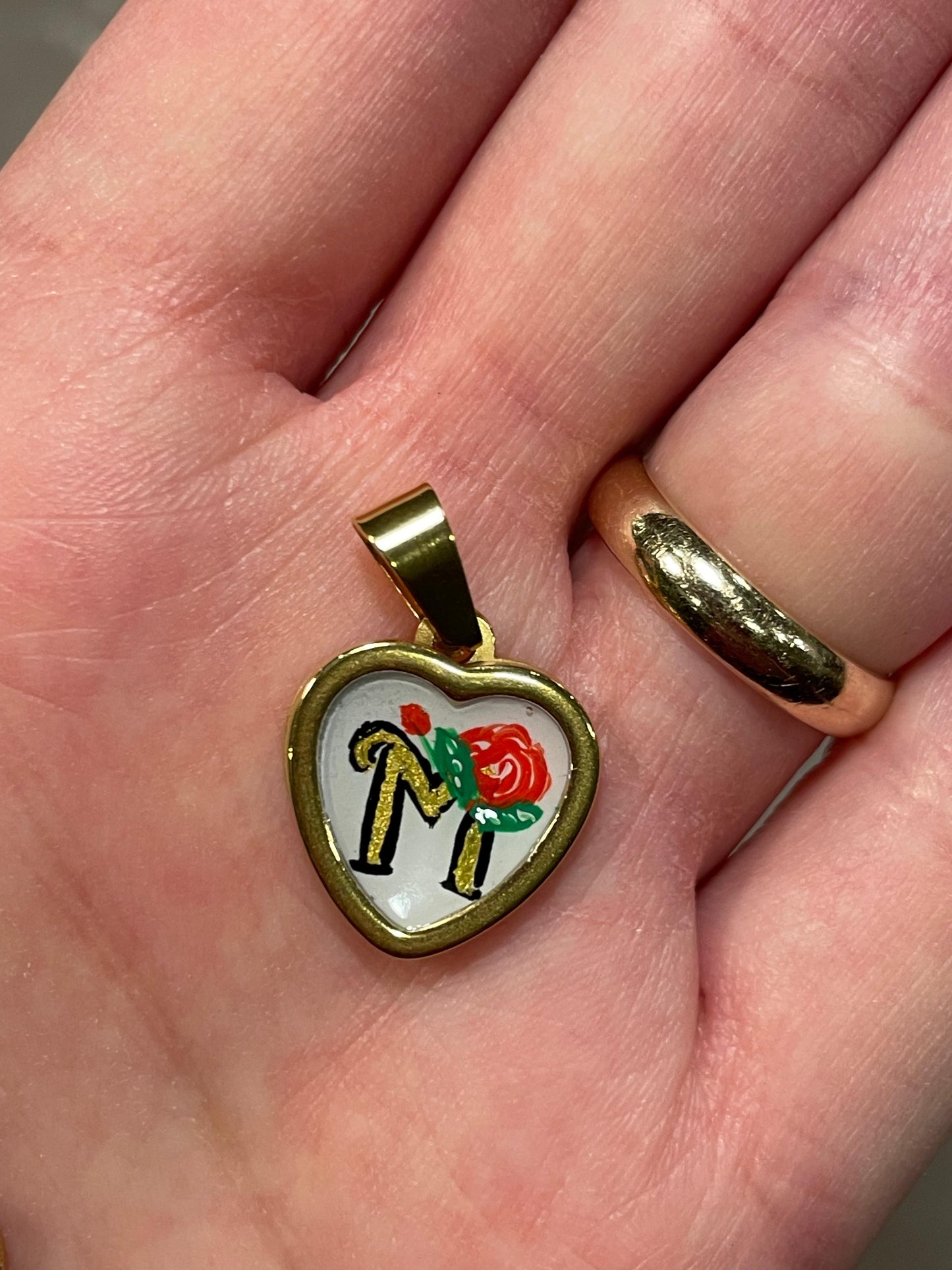 Ciondolo lettera dipinto a mano