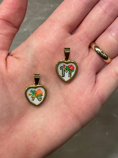 Ciondolo lettera dipinto a mano